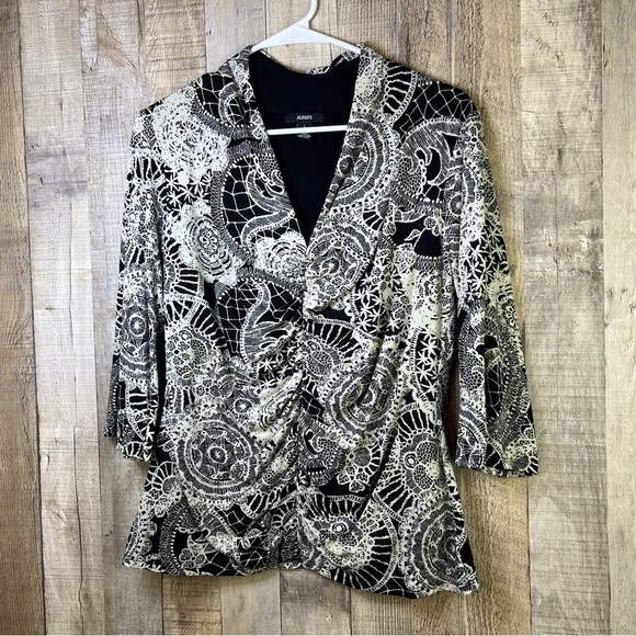 Alfani Tops - Alfani Large Black & White Print Top V-Neck Ruched Front 3/4 Sleeves